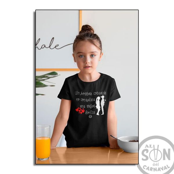 camiseta para niño Un hombre cobarde no conquista una mujer bonita - negra