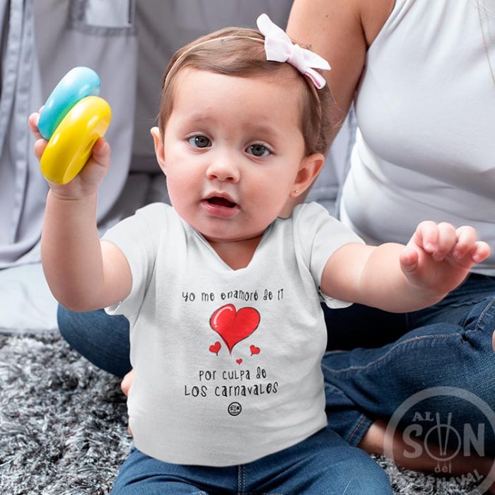 camiseta bebe yo me enamore de ti por culpa de los carnavales blanca